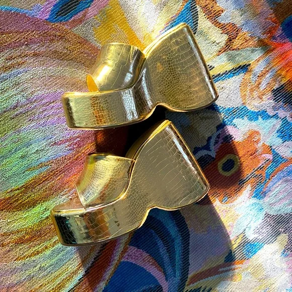 SOLD- Metallic Gold Platform Sandals, Size 7 - Picture 3 of 7